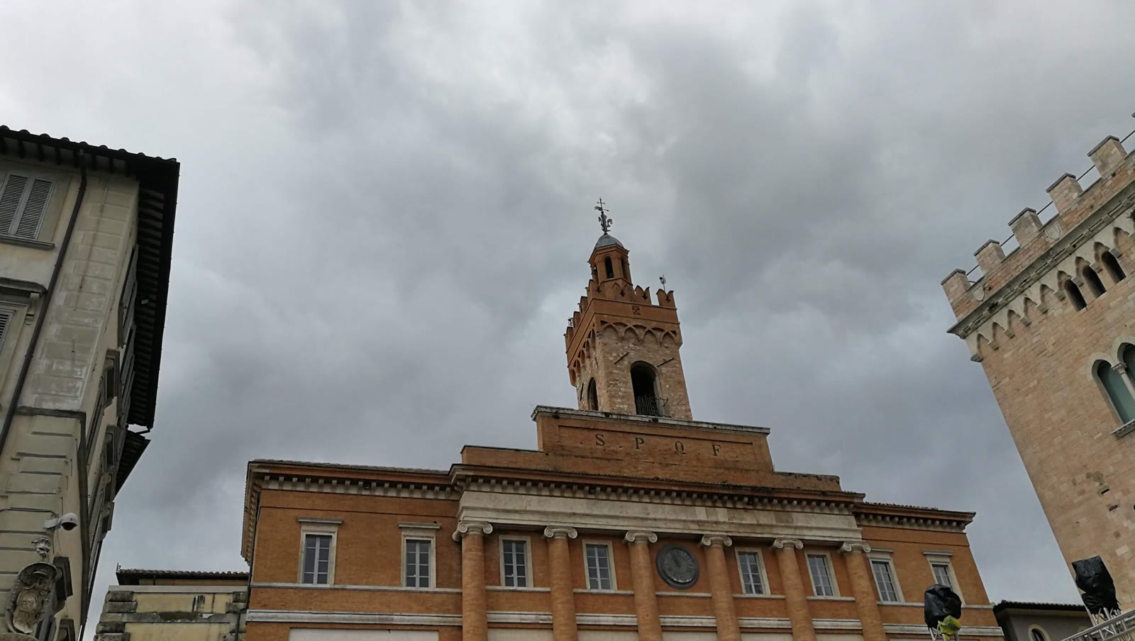 Il centro storico di Foligno: il Palazzo Comunale e la torre di Palazzo Trinci, a pochi passi dal B&B Luci
